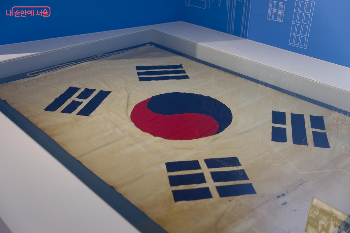 역사적 의미가 담긴 태극기 18점을 볼 수 있다. ©임중빈