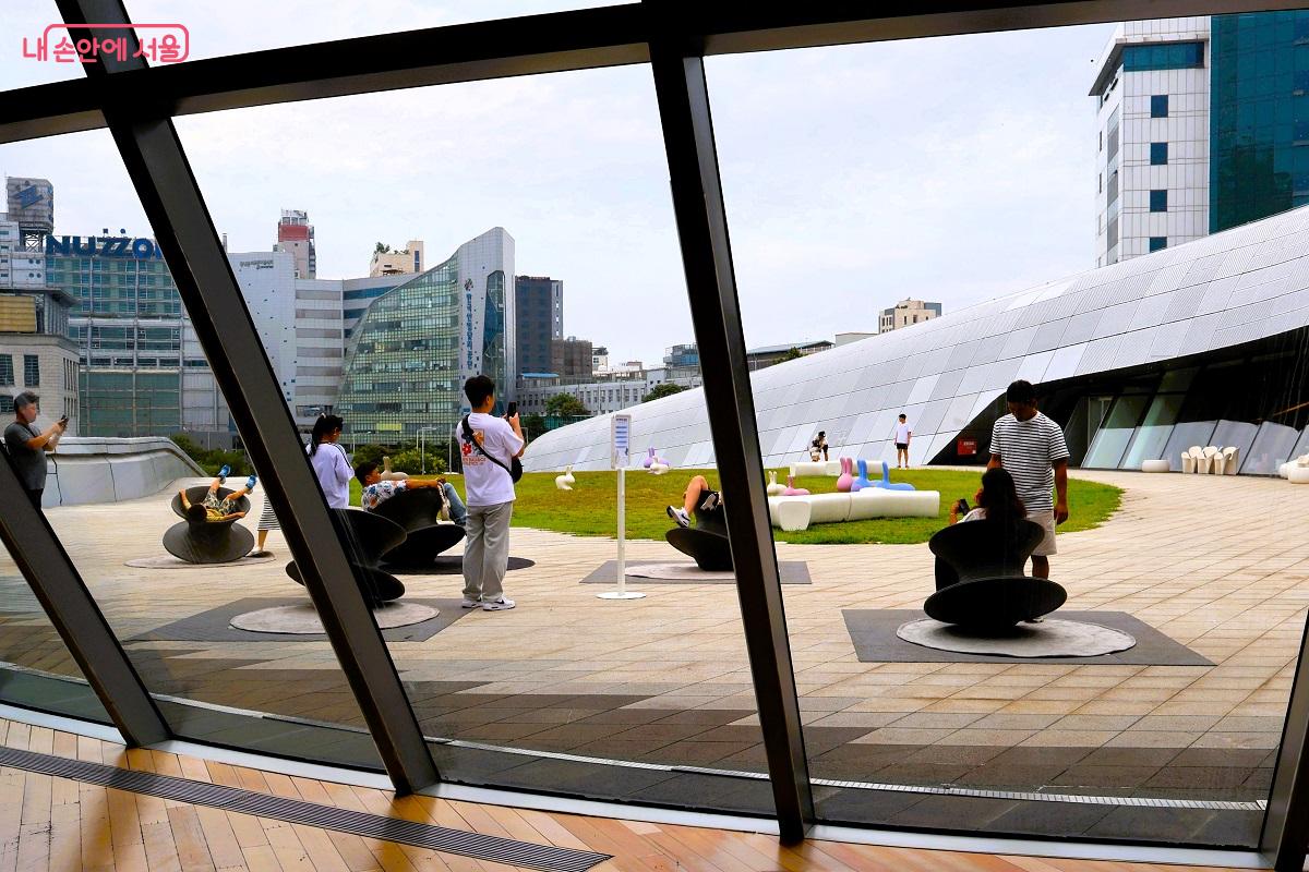 건물 탑층 통창 너머 '잔디언덕'에 올랐다. 파란 하늘과 푸른 잔디가 맞닿은 아름다운 쉼터다. ©이봉덕