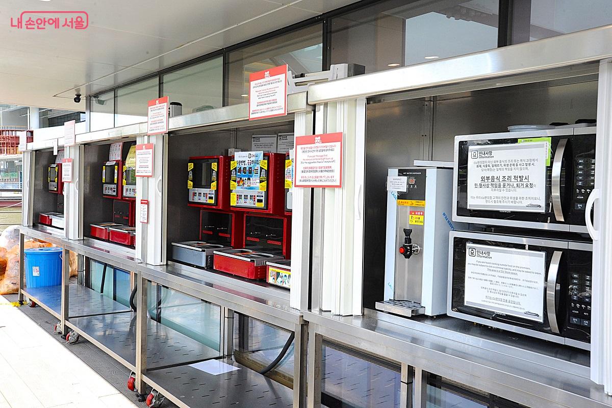 3층 구조의 선착장 편의점에서 구입한 한강라면 등 식품은 1층 외부에 설치된 조리 기구를 이용해 조리할 수 있다. ©조수봉