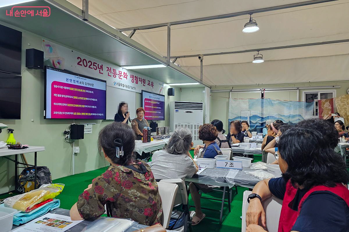 2025년 전통문화 생활자원 교육(천연염색)에 참여했다. &copy;문청야