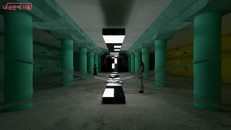 <SECOND SKIN : 패션과 AI, 그리고 빛> 전시 공간
