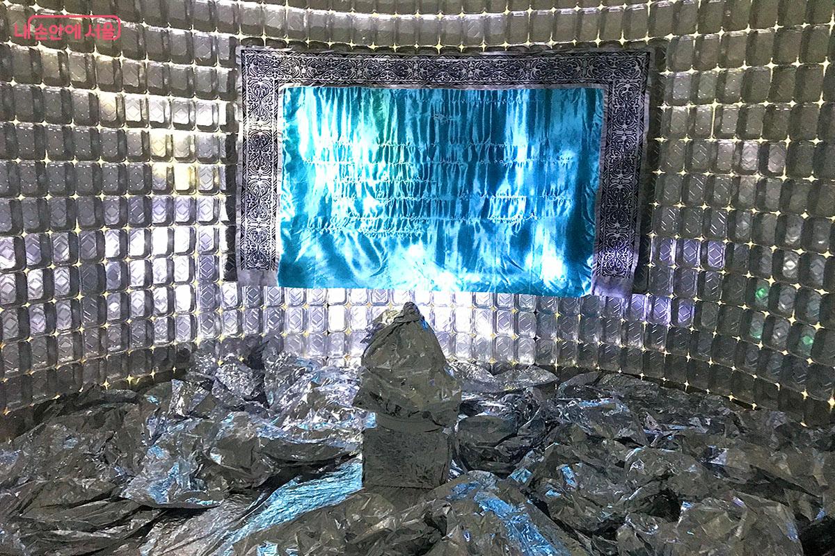 서울시립미술관 3층에 전시된 알렉산드라 모로조바와 루스템 베게노프의 작품 ©이정민