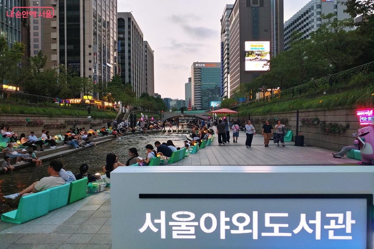 8월 22~24일, 8월 28~31일 청계천에서 '여름밤도서관'이 특별 운영되고 있다. &copy;김병규