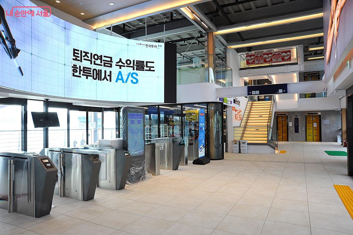 망원 선착장 승강장 ©조수봉