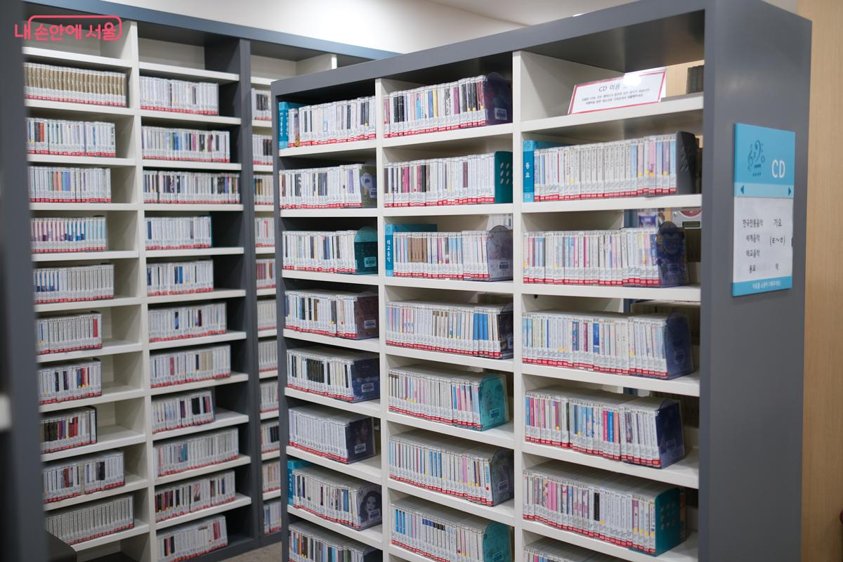 다양한 CD가 장르별로 잘 구분되어 있어 찾기 편하다. ©박우영