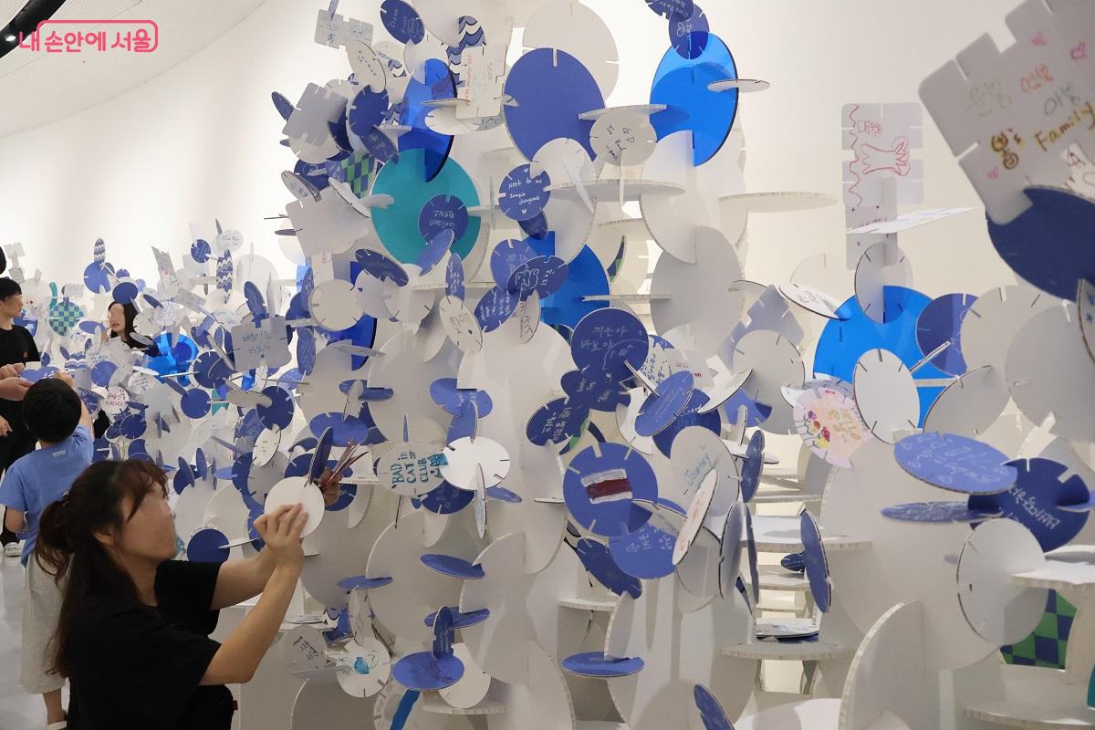 어린이들의 다양한 소원들이 주렁주렁 달려있다. ©이봉덕