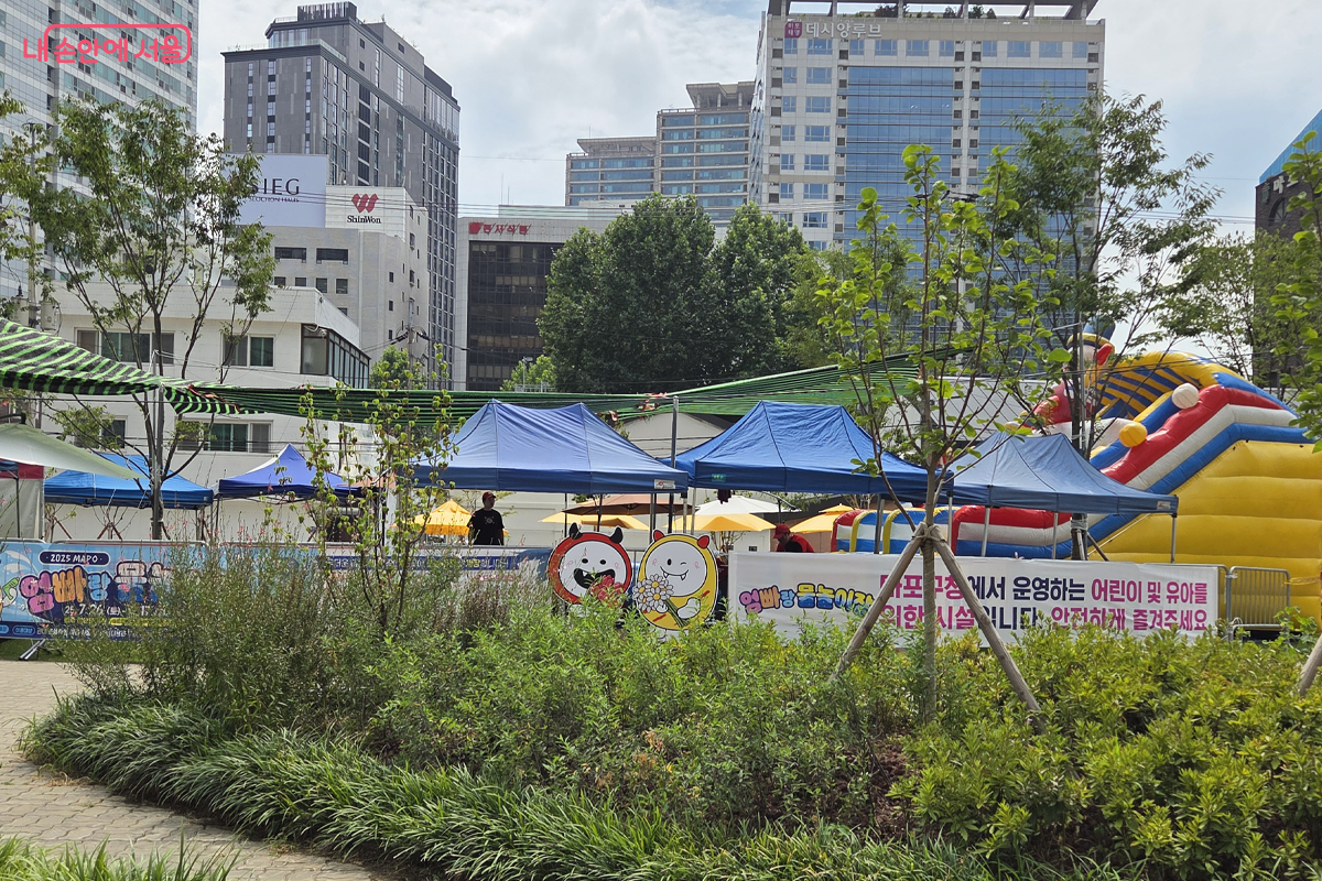 마포구 공덕역 인근 경의선숲길에  자리한 물놀이장 &copy;장미화