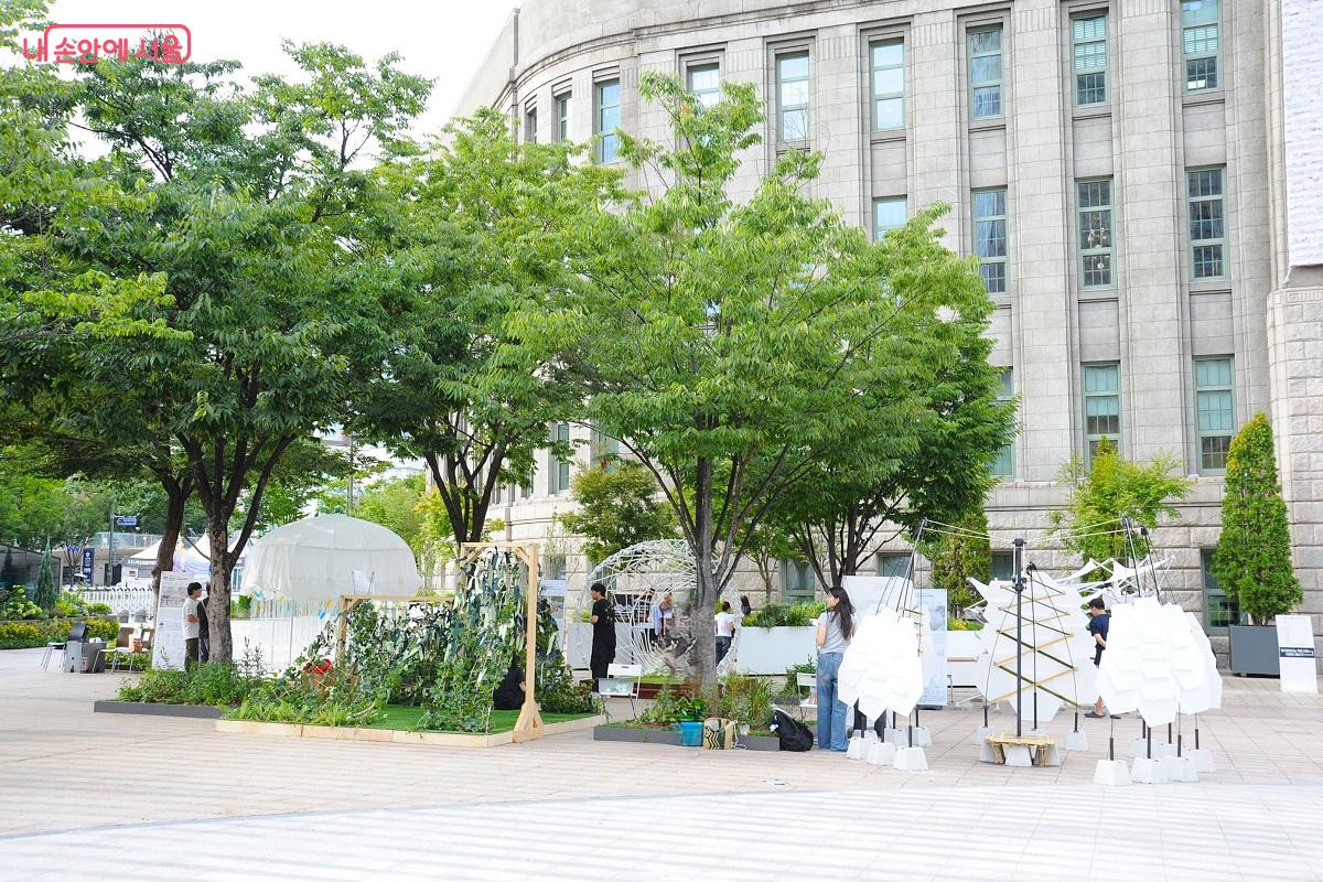 서울도서관 앞 전시 공간 ©조수봉