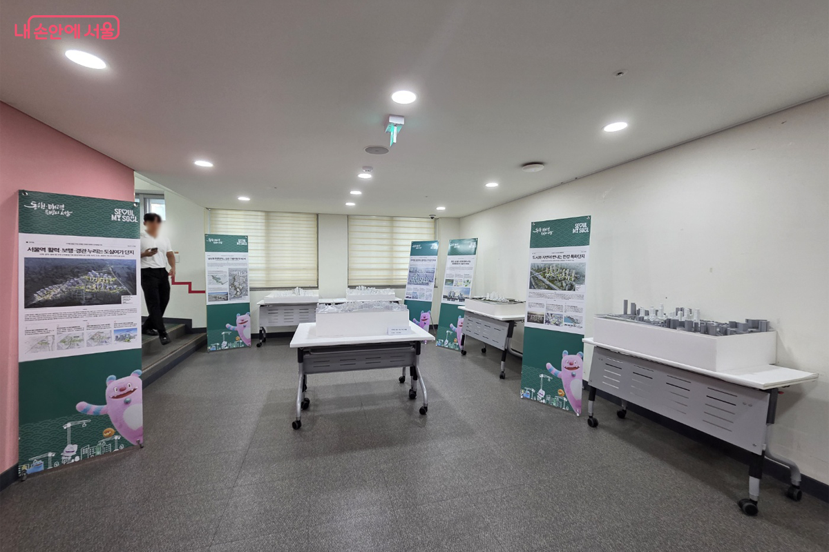 서울 각 지역의 재개발, 재건축 현장 입체 모형을 시민들이 볼 수 있도록 행사장 입구에 마련해 놓았다.  &copy;장미화