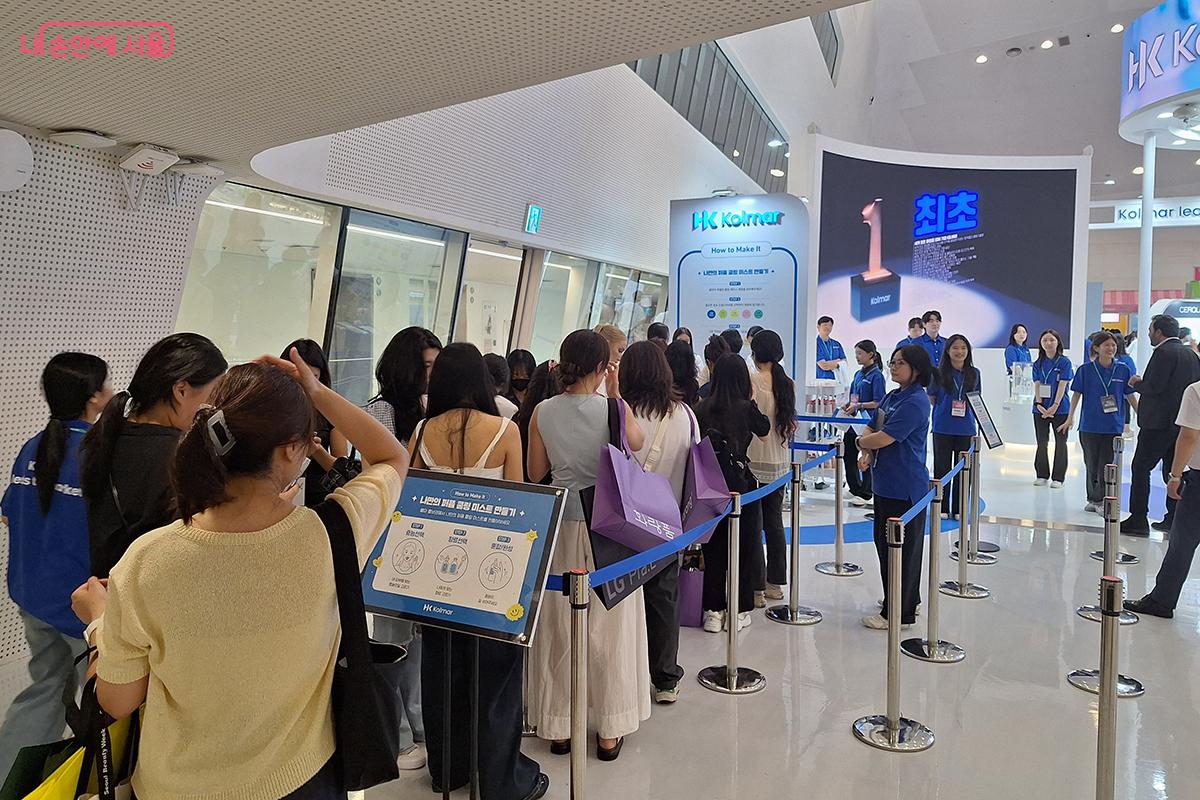 많은 시민과 국내외 관광객이 DDP 아트홀 1, 2관을 가득 메우며 성황을 이뤘다. ©백승훈