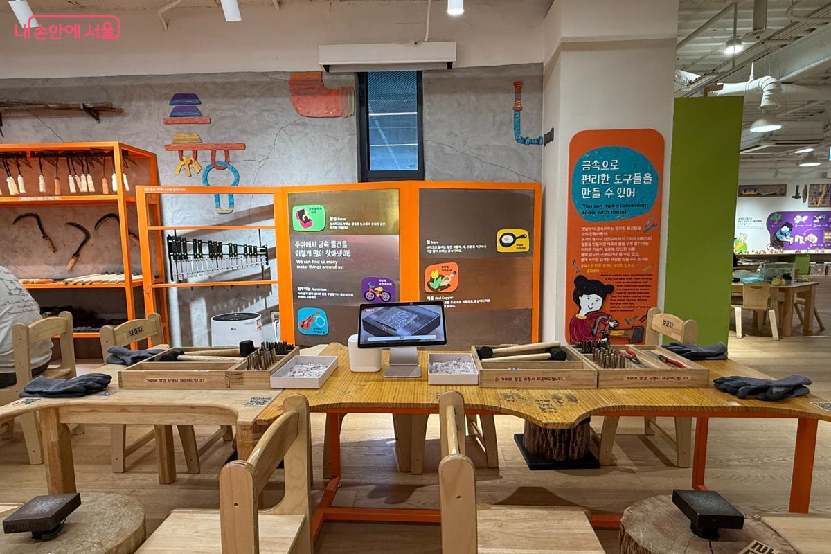 2층에서는 도구들을 이용해 목걸이와 키링을 만들어 볼 수 있다. &copy;이미현