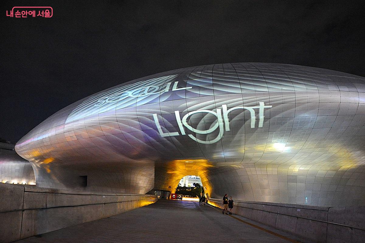 ‘Into the Waves of Light’는 DDP ‘미래로’와 연결된 디자인랩 외벽에 투사되는 동선 유도 프로젝션 매핑 작품이다. ©조수봉