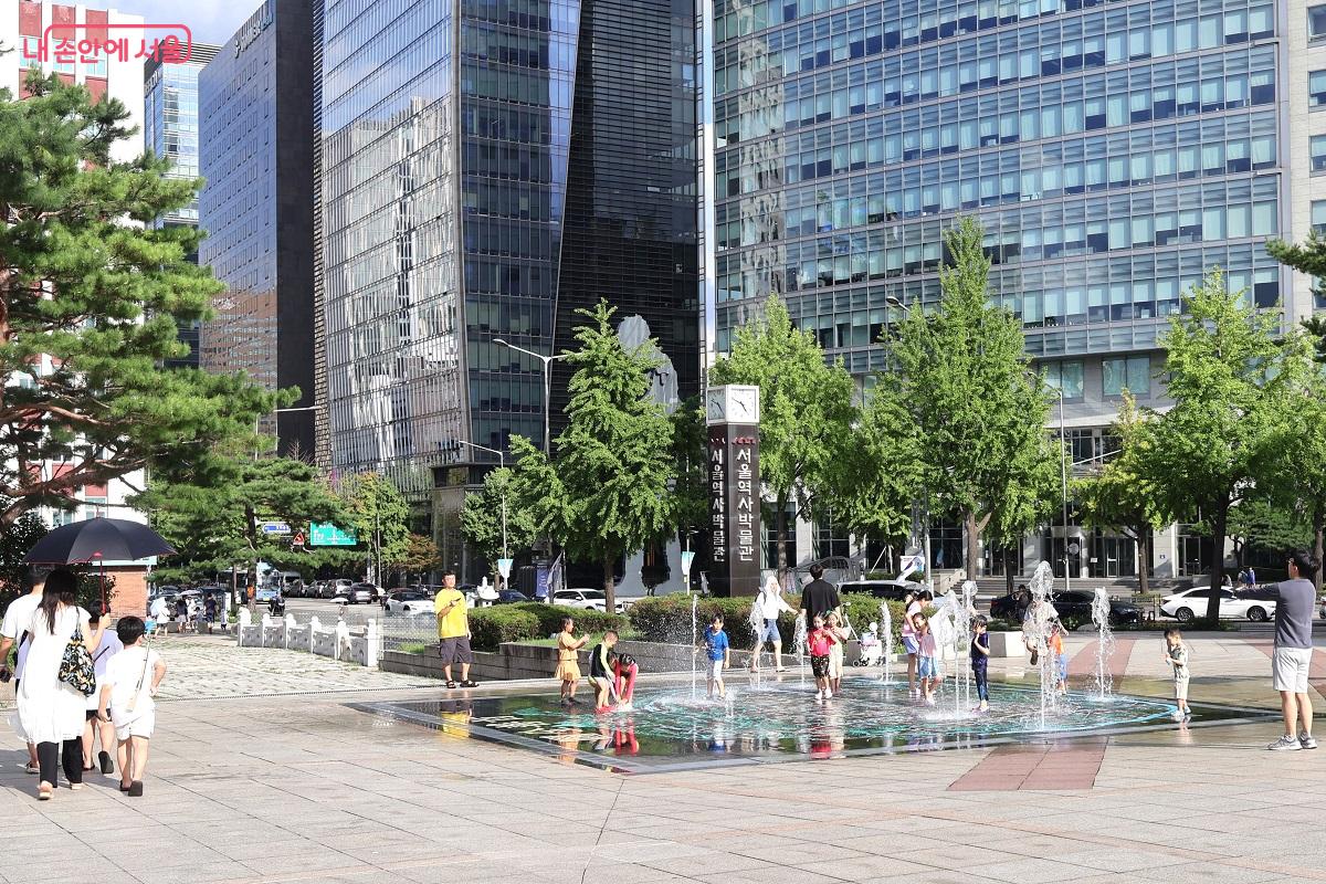 박물관 앞마당에서 아이들이 시원하게 물놀이를 하고 있다. ©이봉덕