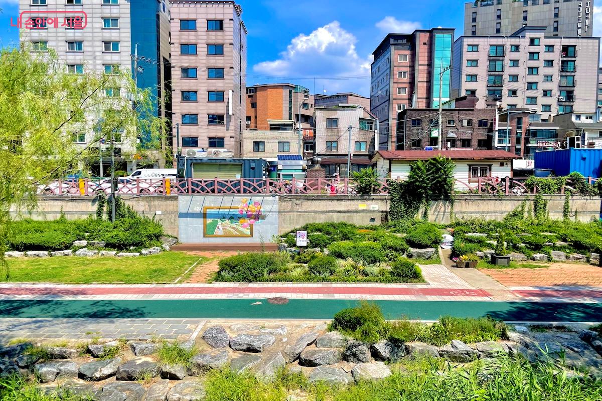 &lsquo;관천로 문화플랫폼 S1472&rsquo;에서 바라본 도림천 산책로의 풍경 &copy;이종빈