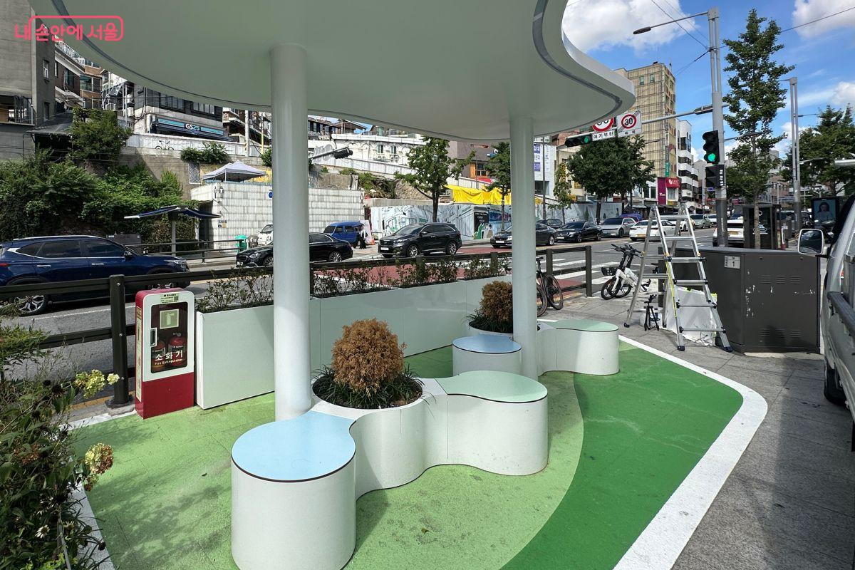 이곳을 지나는 시민들이 의자에 앉아 편히 앉아서 쉴 수 있다. &copy;김재형