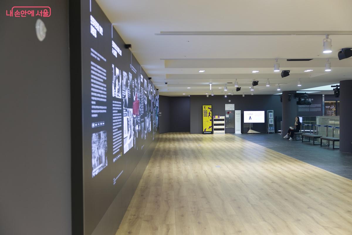 지하 1층에 마련된 대형 미디어 전시로 <한국 민주화 운동>이라는 전시를 관람할 수 있다. &copy;임중빈