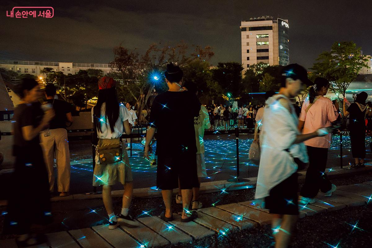 빛의 파편이 별처럼 쏟아져 환상적인 풍경을 선사하는 레이저 아트 작품, 'Rhythm in Fog' ⓒ김아름