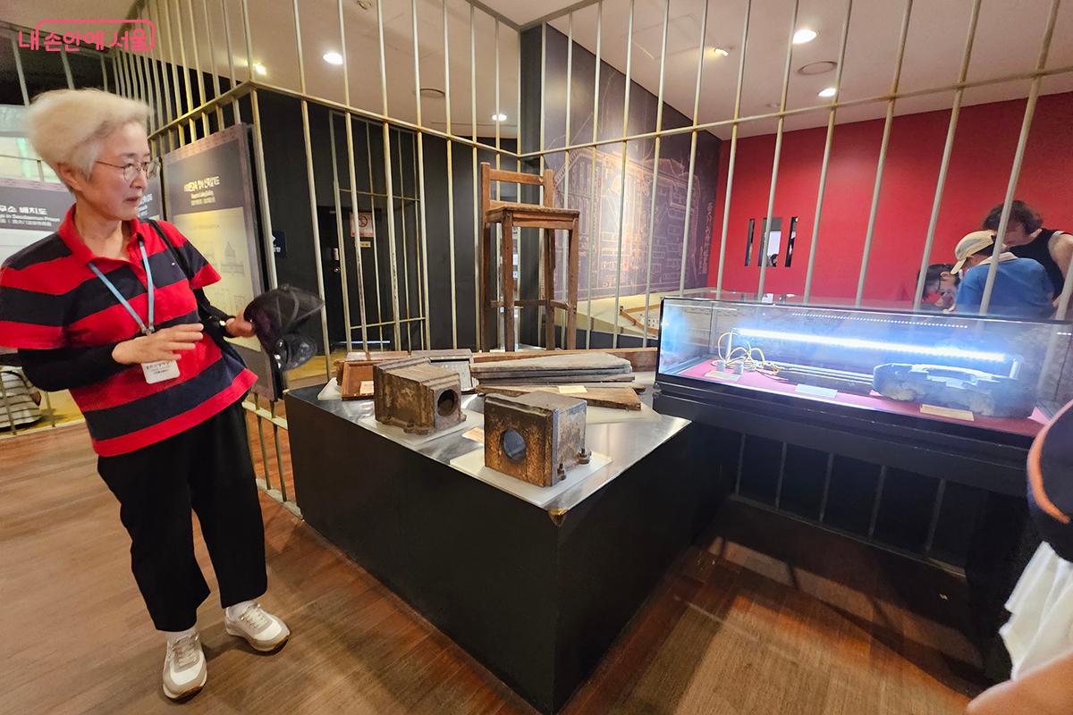 수감자들을 취조하고 고문할 때 쓰였던 각종 도구들이 전시되어 있다. ©이혜숙