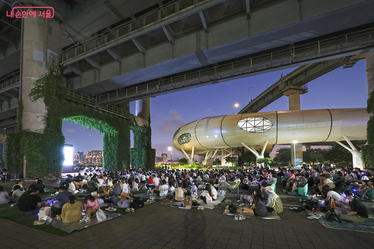 영화제를 보기 전 돗자리와 간단한 간식을 준비하면 좋다. ©김주연