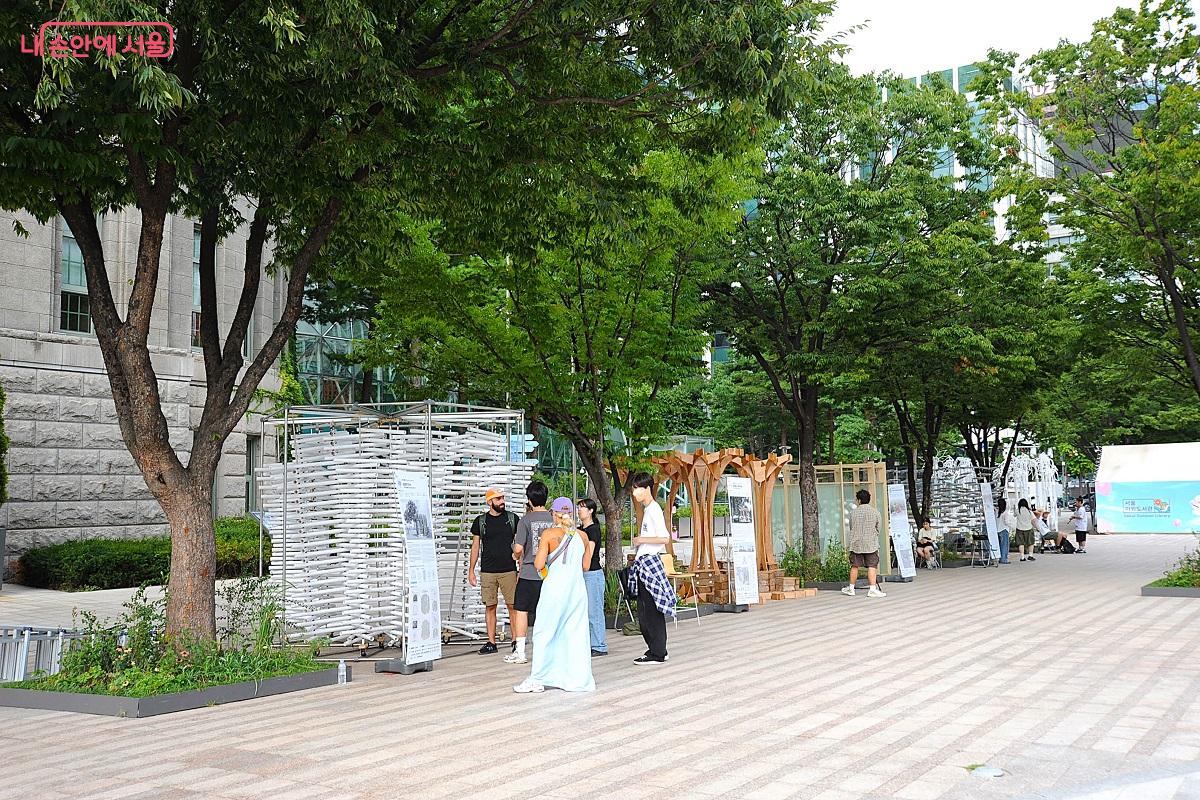 서울시 청사 앞 전시 공간 ©조수봉