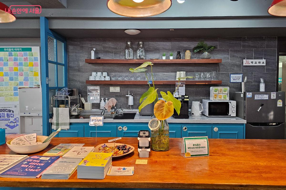 무료로 이용 가능한 공용부엌 ‘먹고하소’ ©홍혜수