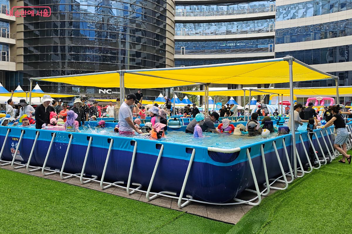 올해 '하하호호 물놀이장'은 조립식 풀장과 대형 풀장이 여러 개 마련되어 이용객들이 여유롭게 물놀이를 즐길 수 있다. ©이혜숙