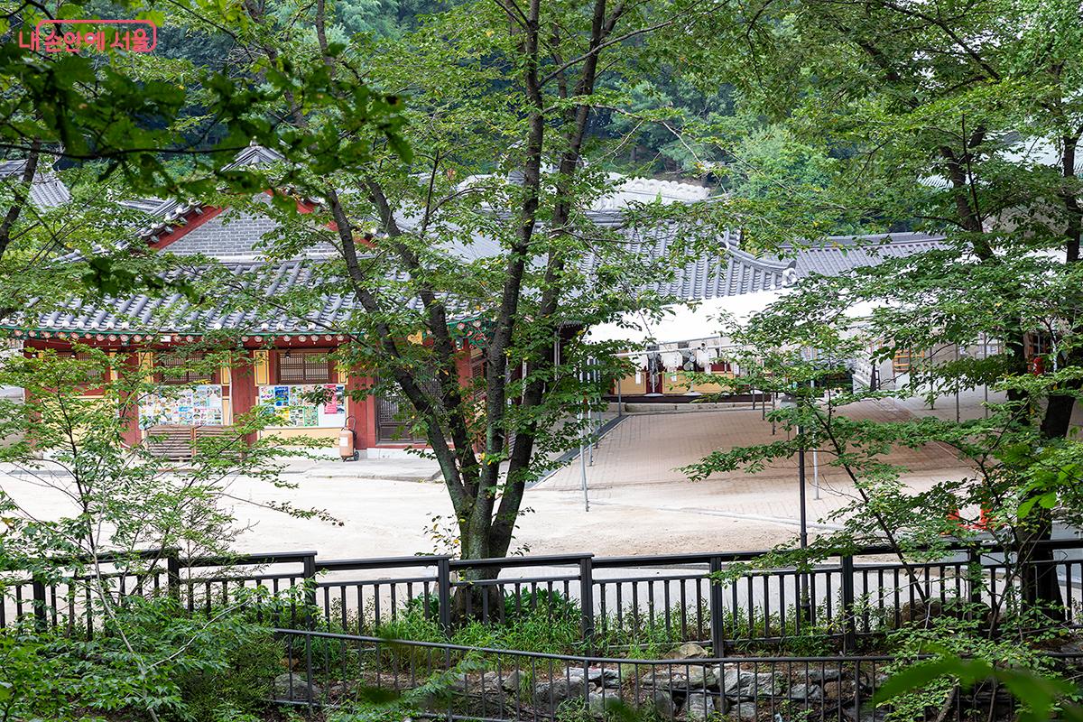 울창한 숲과 맑은 계곡이 감싸고 있어 고즈넉한 산사의 정취를 느낄 수 있다. ©문청야