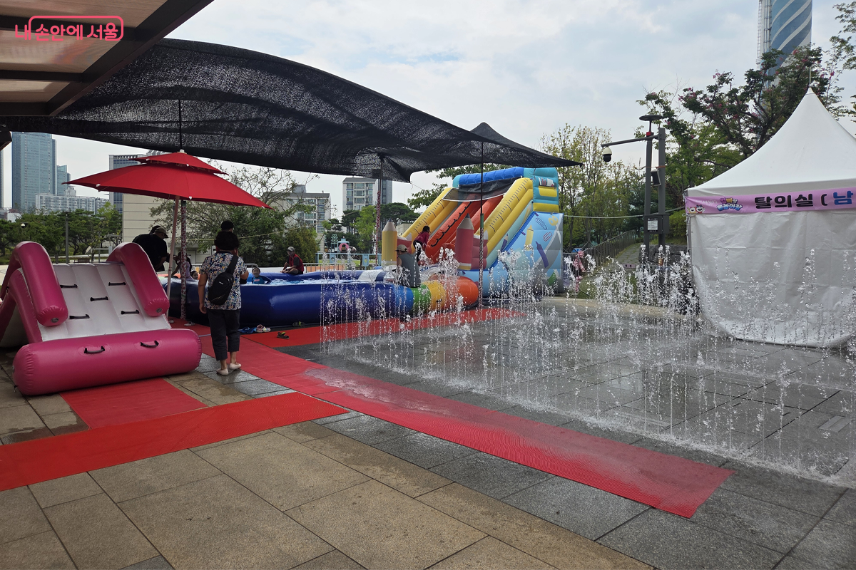 새빛문화숲 물놀이장은 분수가 자리하고 있어 더 경쾌하고 시원하다. &copy;장미화