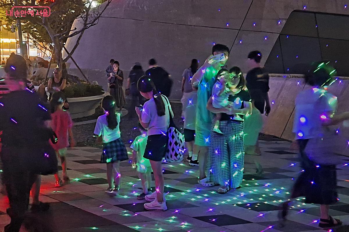 수(水) 공간에 빛의 파편이 별처럼 쏟아진 ‘Rhythm in Fog’ ©이혜숙 