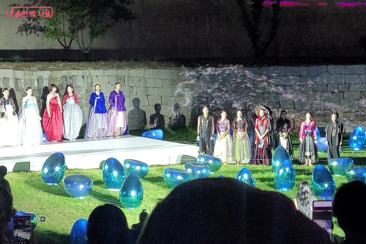 개막식 날, 미디어아트와 함께한 한복패션쇼 ©박미선