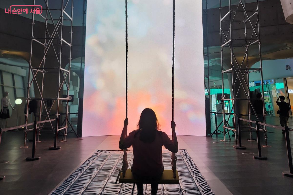 DDP 쇼룸 어른이 보호구역에서 그네 타기 ©박미선