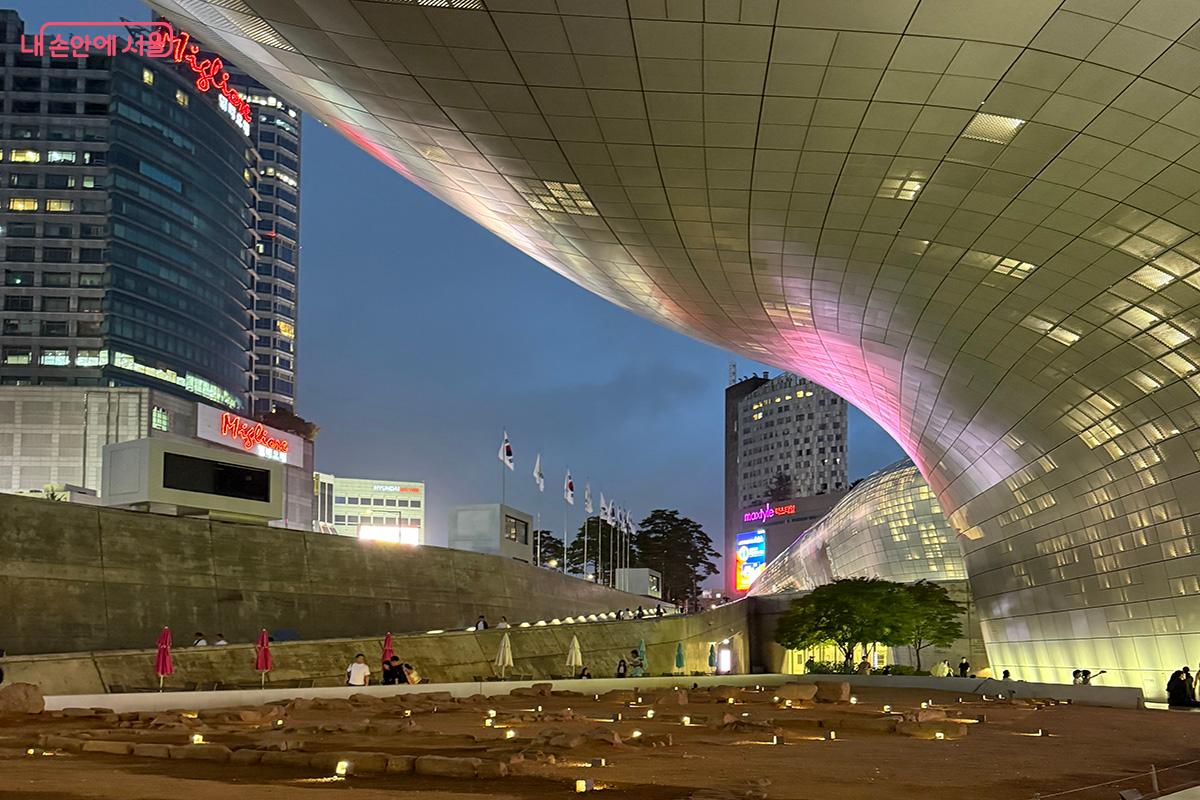 기둥 없이 처마처럼 튀어나온 부분을 '캔틸레버'라고 부른다. ©김미정