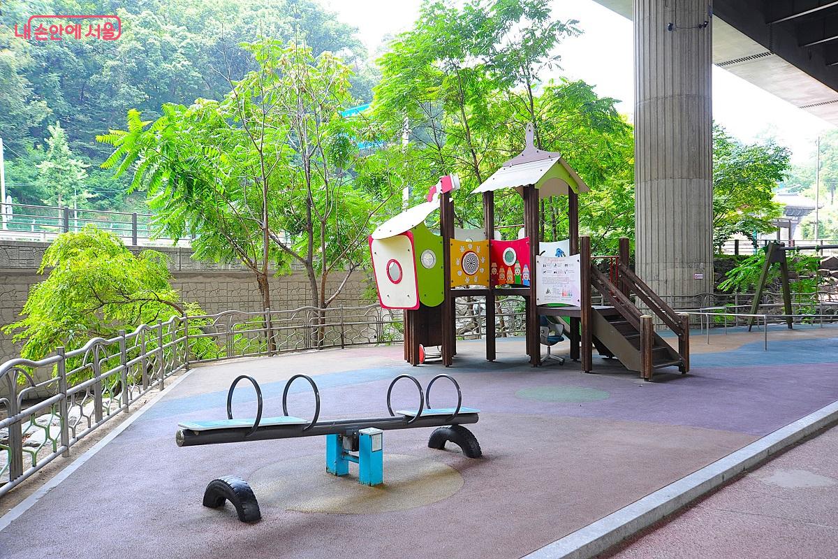 정릉천 내부순환도로 하부 공간의 어린이 놀이터 ⓒ조수봉