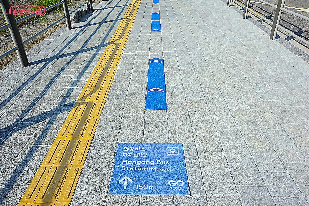 모든 선착장 가는 길에는 인근 버스 정류장과 전철역에서부터 지면 표지판을 설치했다.  ©조수봉