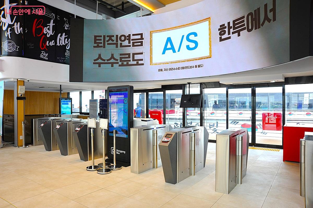 잠실 선착장 승강장 ©조수봉