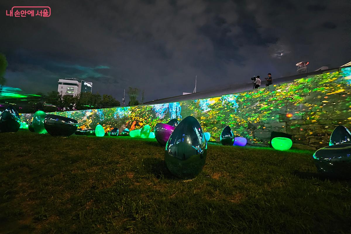 'Light Drops' 미디어파사드 작품이 한양도성 성벽 위로 화려하게 펼쳐진다.