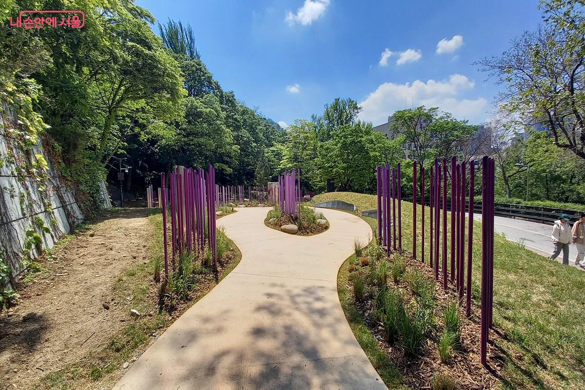 피해자로 인정된 247인의 이름이 새겨진 보라빛 빛줄기 ©박유진