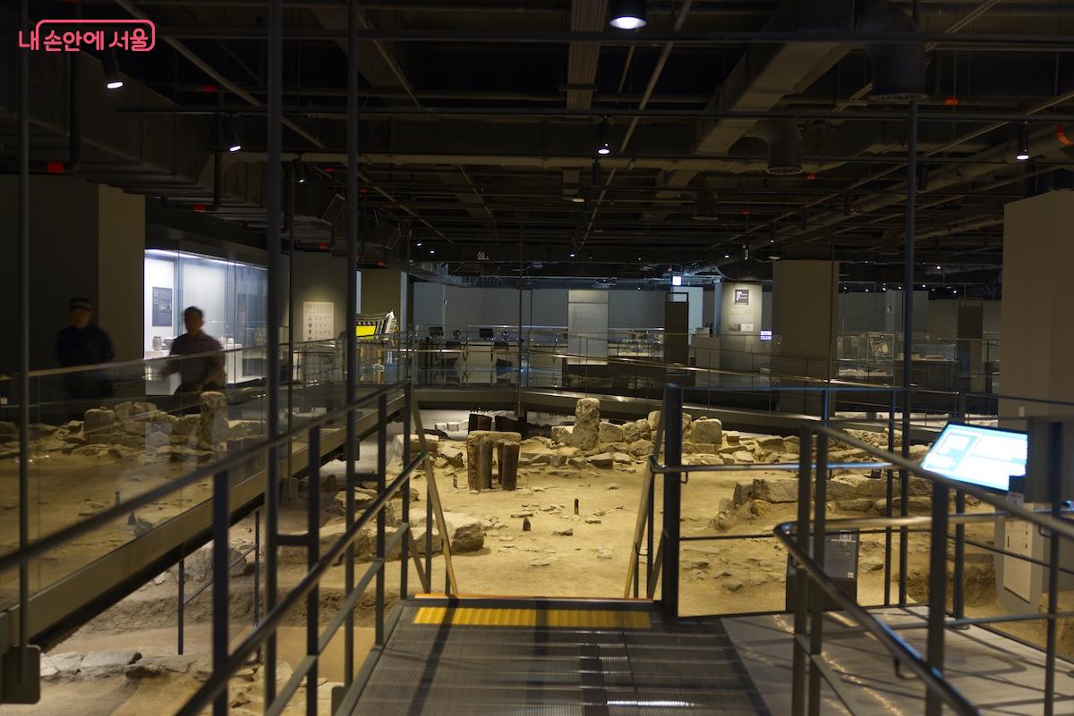 전동 큰 집, 골목길 ㅁ자 집, 이문안길 작은 집 등이 온전하게 보존되어 있는 모습 &copy;임중빈