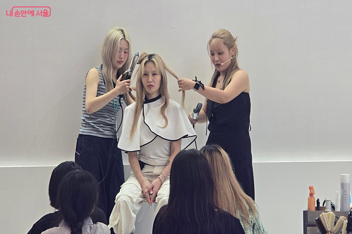 헤어디자이너가 시연을 하고 있다. ©김윤경