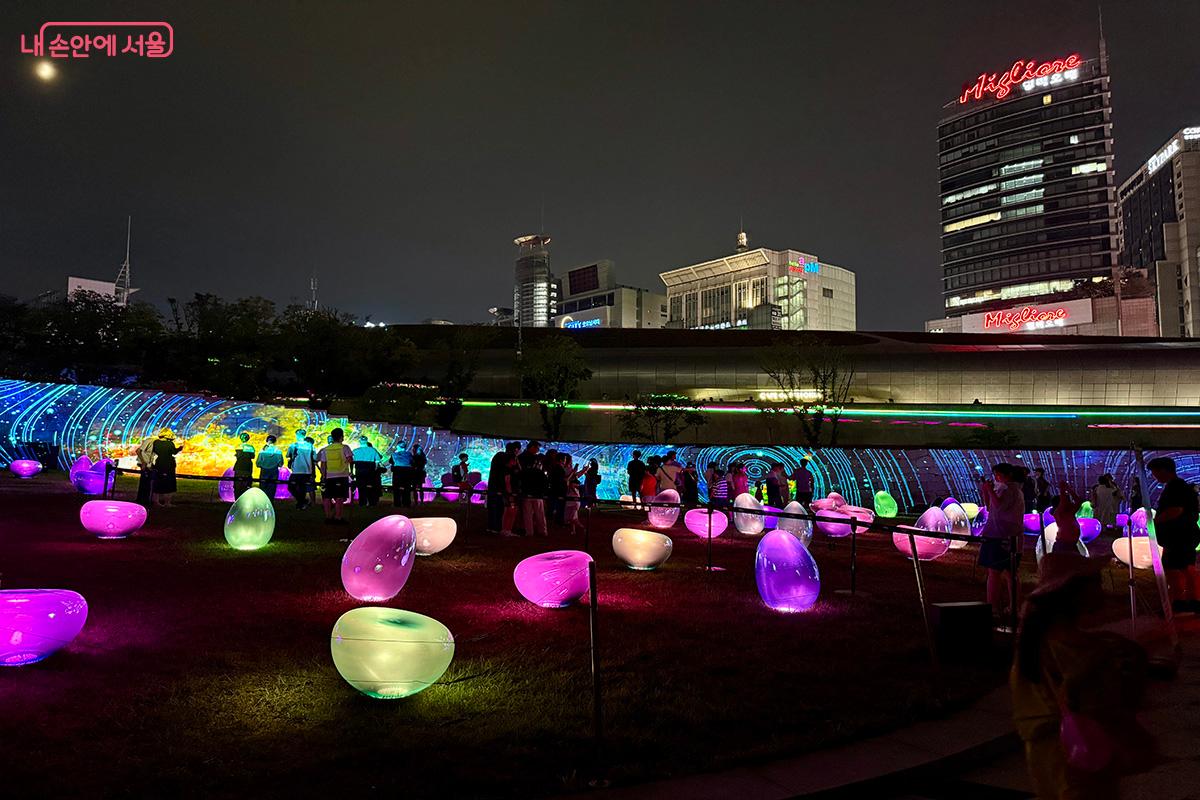 한양도성 성곽의 이야기를 물빛을 닮은 모습으로 재구성해 빛의 흐름에 담았다. ©김미정