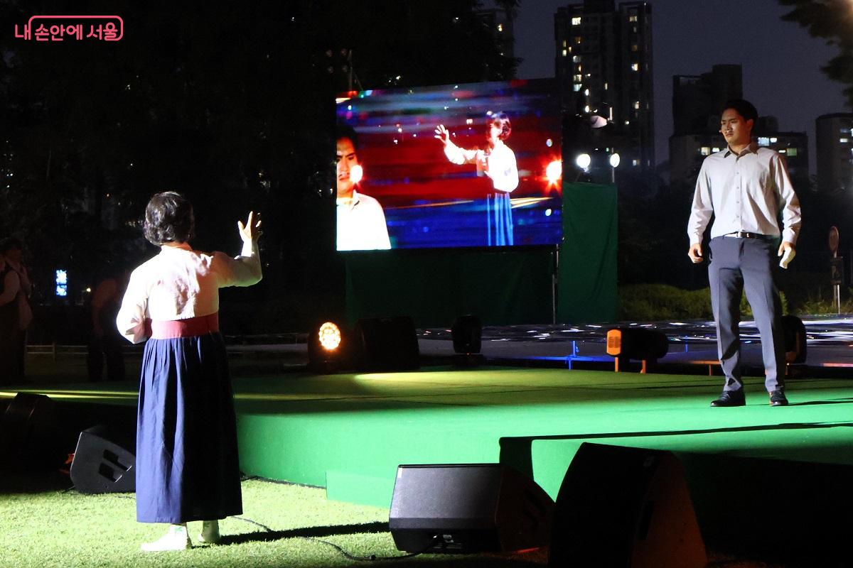 서울시 명예시장 고두심 배우가 안중근 의사 어머니 조마리아 여사의 '아들에게 보내는 편지'를 낭독하고 있다. ©이봉덕