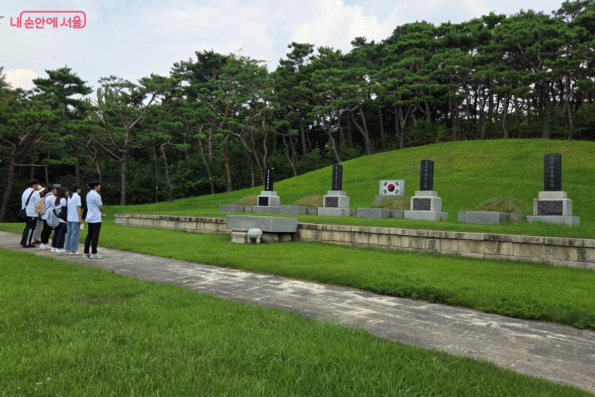 이봉창, 윤봉길, 백정기 의사를 모신 ‘삼의사 묘’와 안중근 의사의 가묘 ©김미선