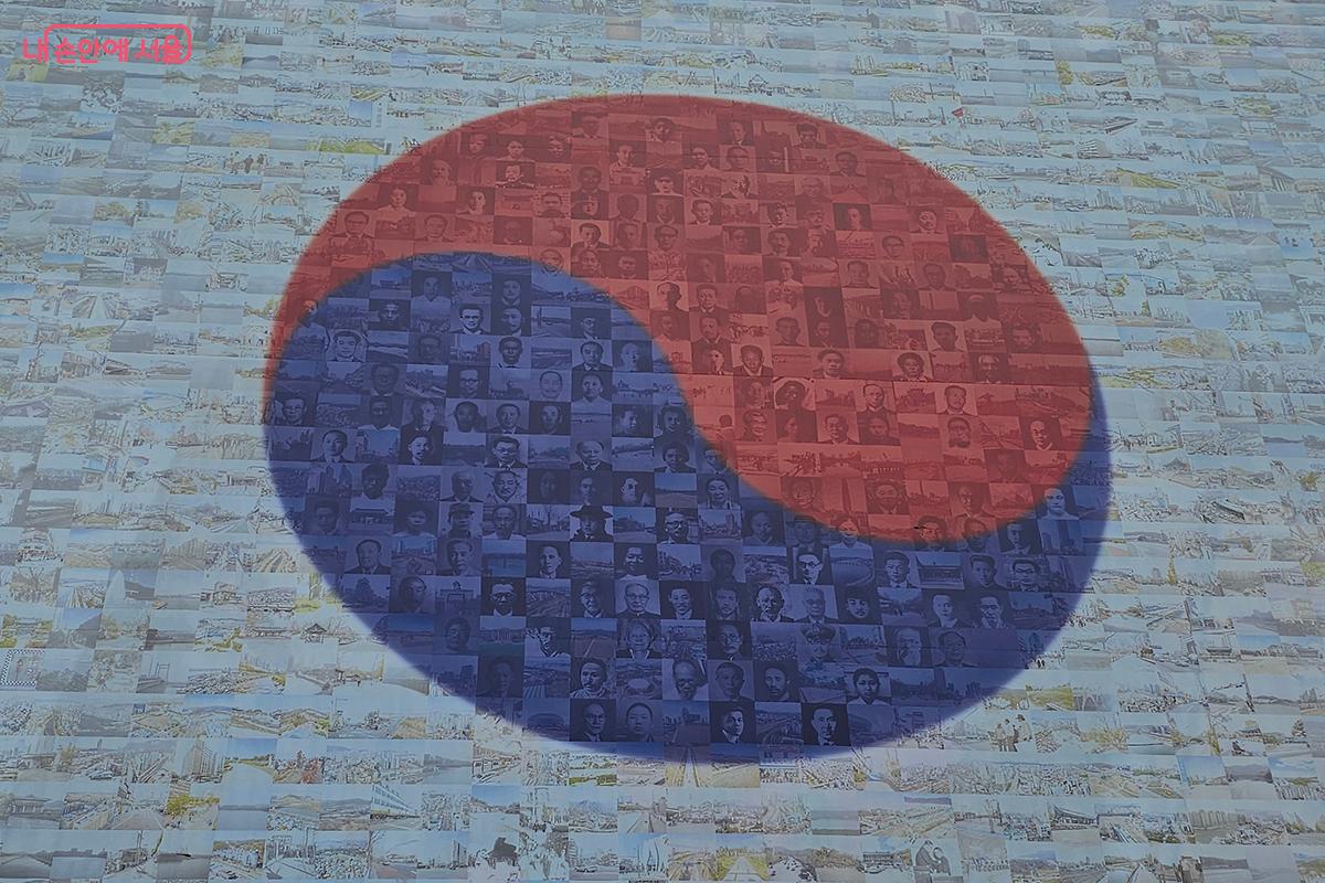 서울도서관 전면에 걸린 안중근 의사의 '단지동맹 혈서 태극기'를 모티브로 한 거대한 태극기 작품 ©정향선