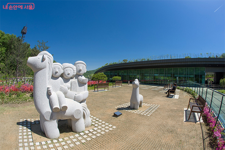 ‘서울추모공원’은 대표적 기피시설인 화장장을 기대시설로 탈바꿈시킨 사례로 손꼽힌다.