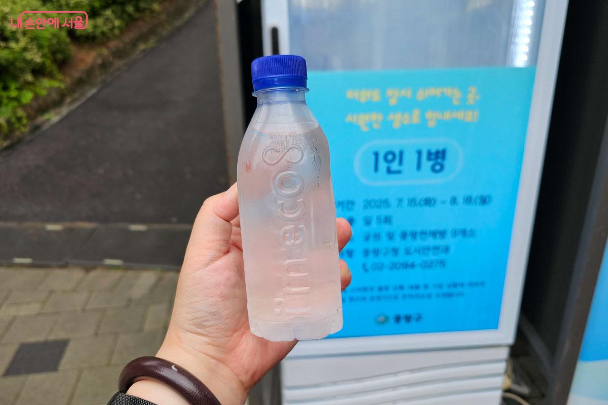 모두가 이용할 수 있도록 생수는 1인당 1병으로 제한된다. &copy;홍혜수 