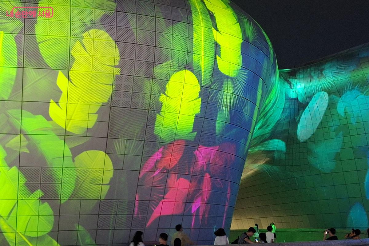 디스트릭트(d'strict)는 다양한 퍼블릭 미디어아트를 선보이며, 국내는 물론 해외의 문화 및 상업 공간에서 활발하게 활동하고 있다. ©정향선