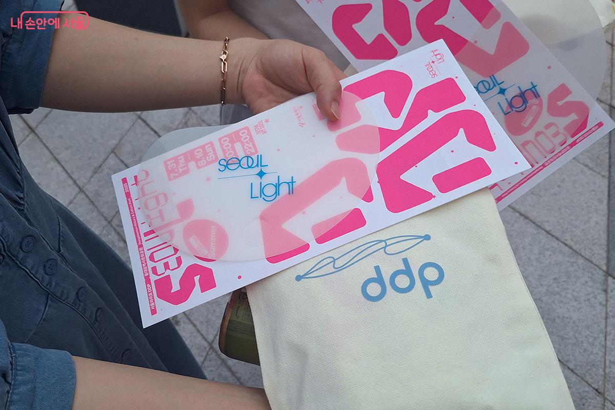 설문조사에 참여한 참가자가 받은 친환경 에코백과 키링세트 