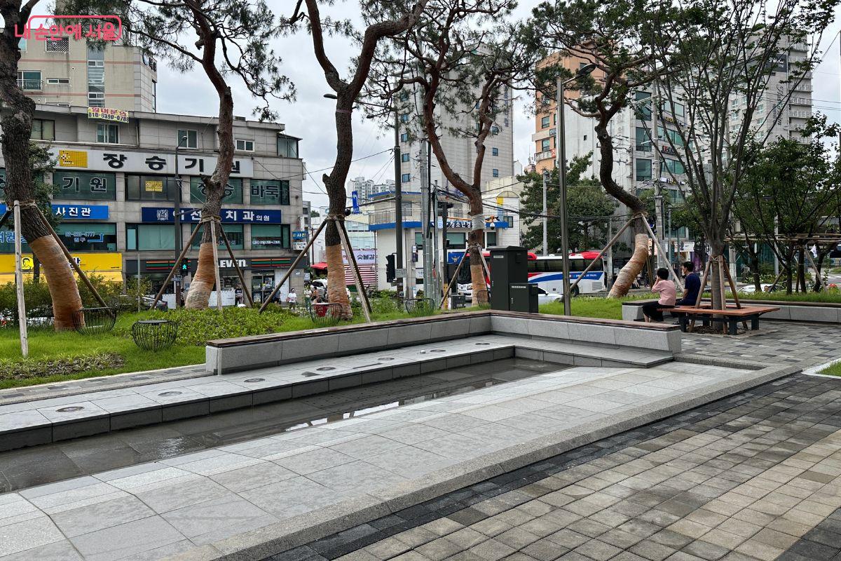주민들이 편하게 방문할 수 있도록 멋진 조경이 갖춰져 있다. ©김재형