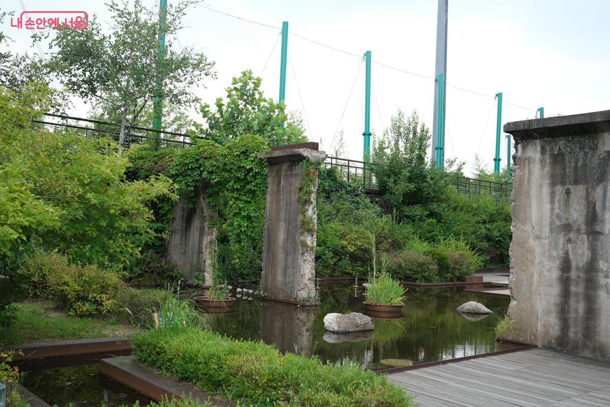 옛 정수시설의 외벽과 기둥들을 그대로 살린 조경이 독특하게 보인다. ©박우영