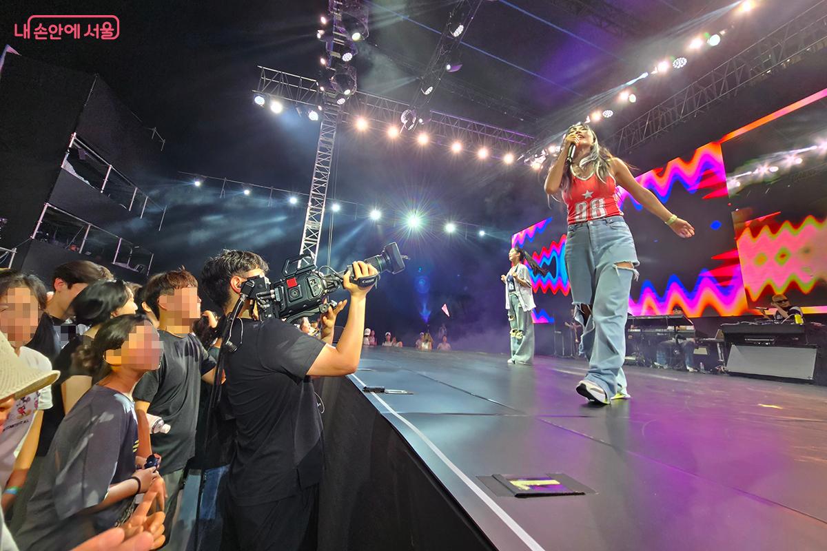 무대 앞에 모인 관객들은 열정과 기대감으로 가득 찬 눈빛으로 공연을 바라봤다. &copy;이혜숙